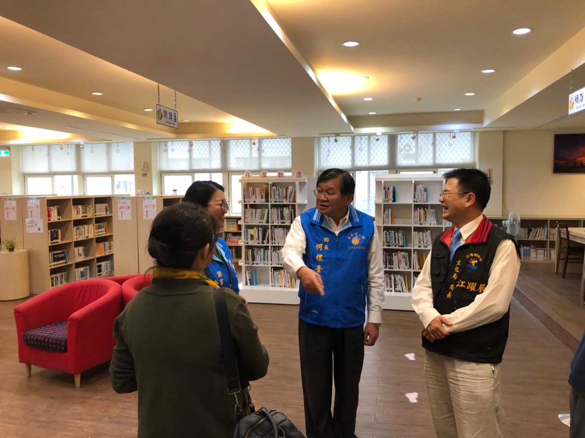 文化局局長江躍辰與新城鄉長何禮臺 共商提升新城鄉立圖書館內閱讀空間