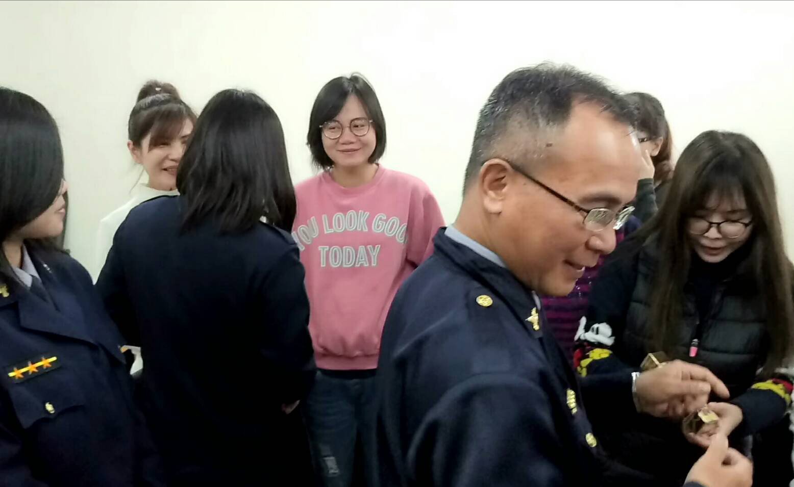 歡慶38婦女節 吉安警分局長贈送女性同仁巧克力
