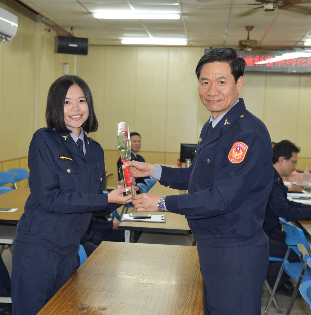 慶祝三八婦女節 花蓮警分局長貼心贈玫瑰花、巧克力表謝意