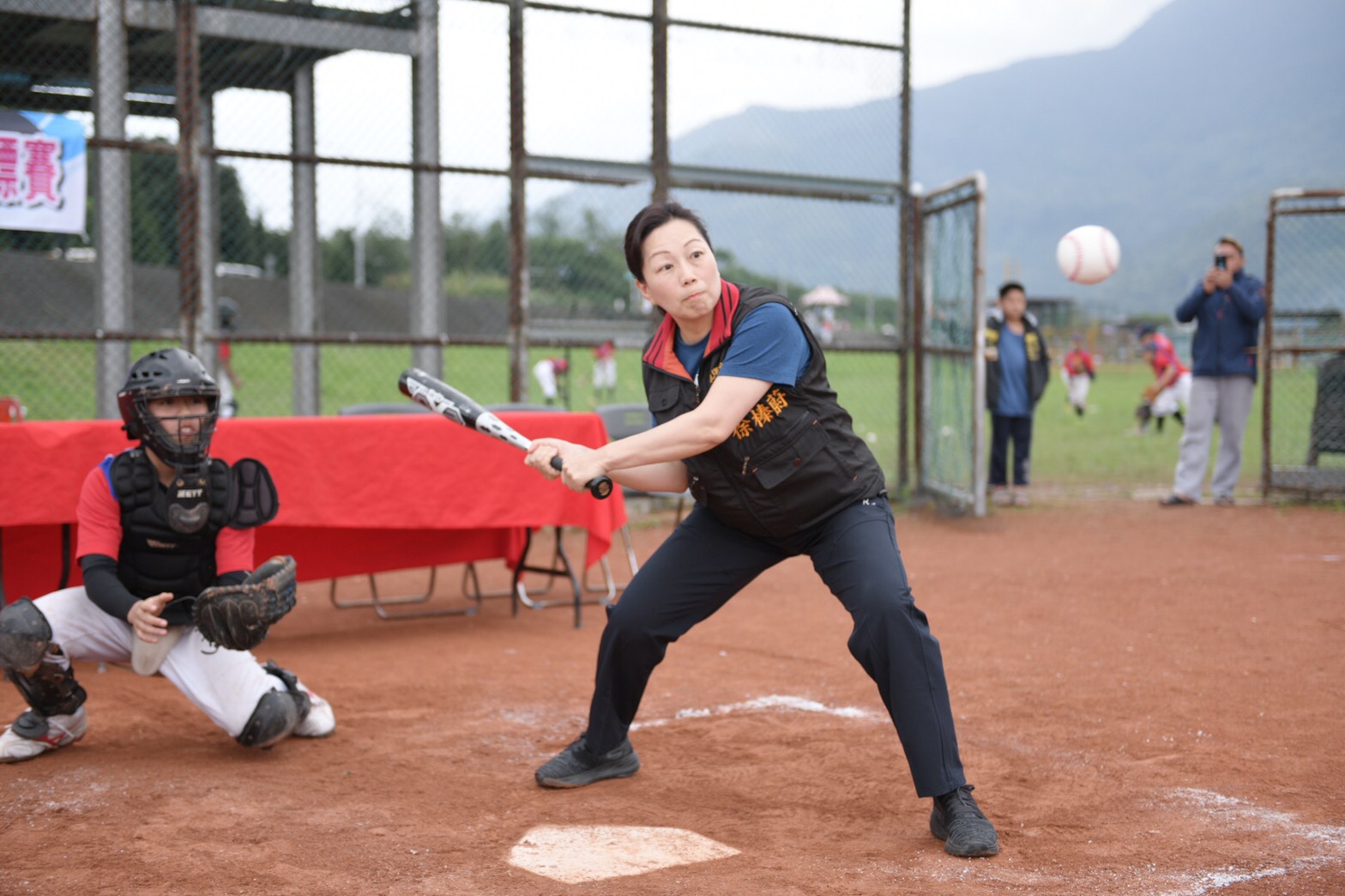 縣長徐榛蔚以實際行動為花蓮體育新生代選手加油打氣鼓勵孩子揚名國際