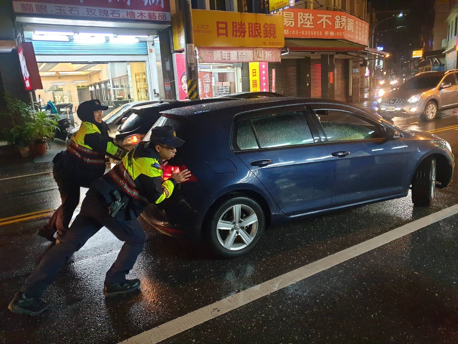屋漏偏逢連夜雨 路中拋錨 幸遇員警冒雨推車救援