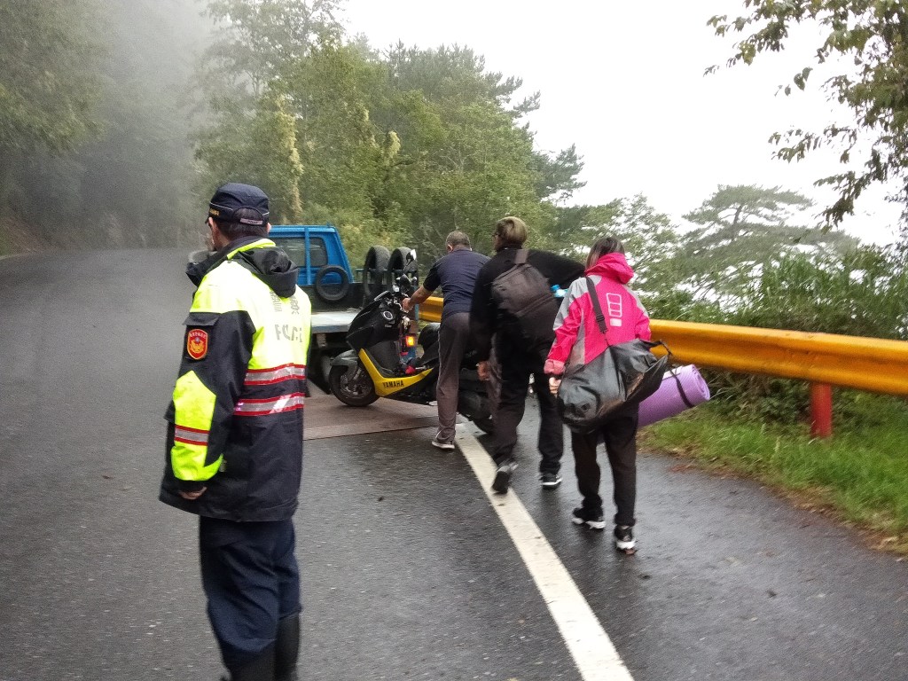 雲霧飄渺中拋錨 合歡警送暖來了