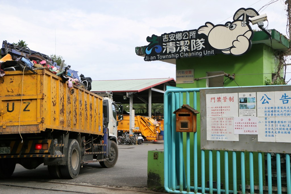 中秋佳節前夕 吉安鄉長游淑貞提前向清潔隊員賀節