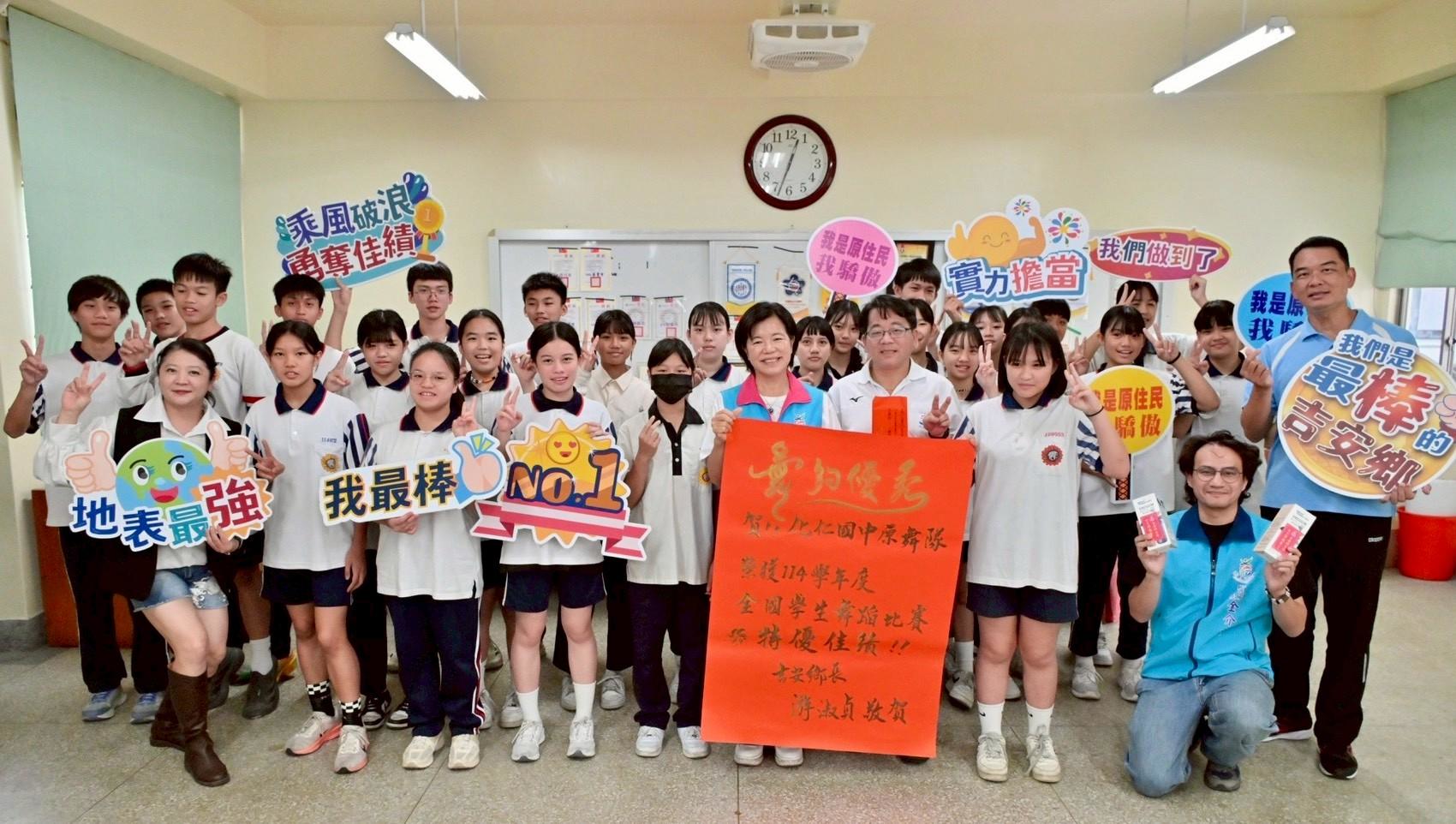 「舞台上的勾勾約定!化仁國中舞蹈戲劇雙獲全國特優,游淑貞貼紅榜讚:地方最珍貴資產」