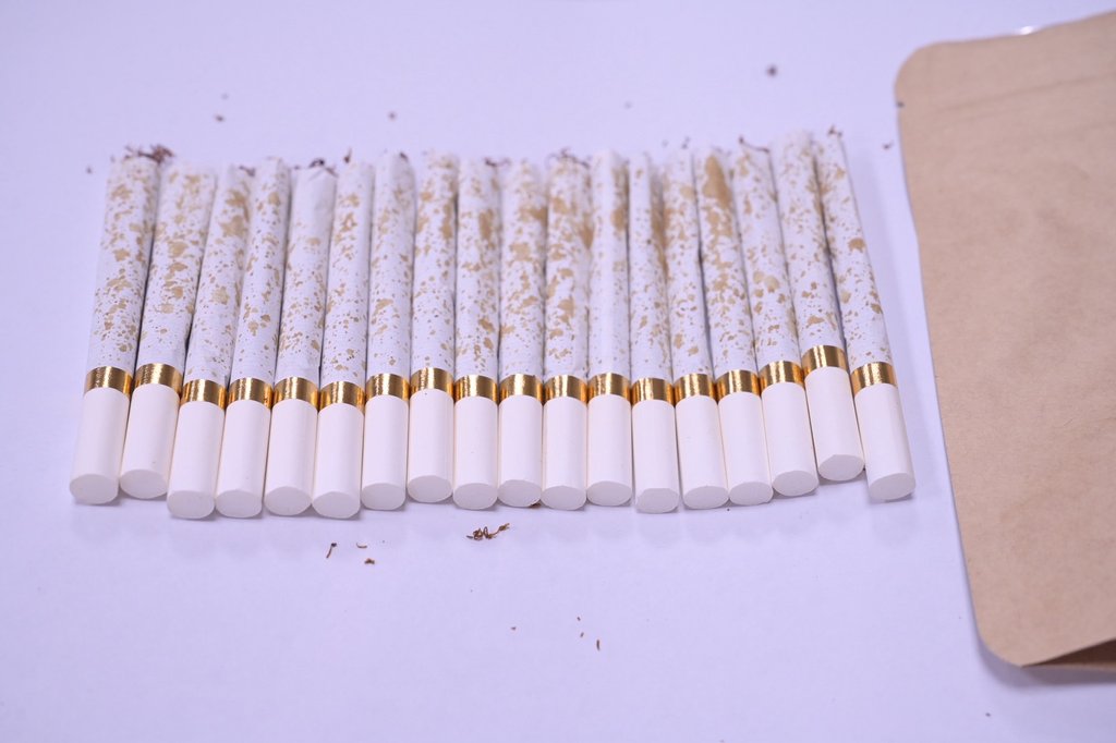 攔截毒駕!花蓮新城警夜襲緝獲逾五千支彩虹菸 縣長徐榛蔚親赴分局表揚有功官兵