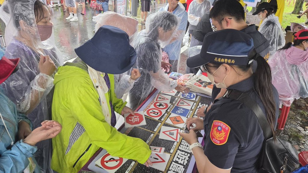 雨中堅守安全線！花蓮新城警冒雨深入龍泉公園 創意巧思築牢防詐與交通安全網