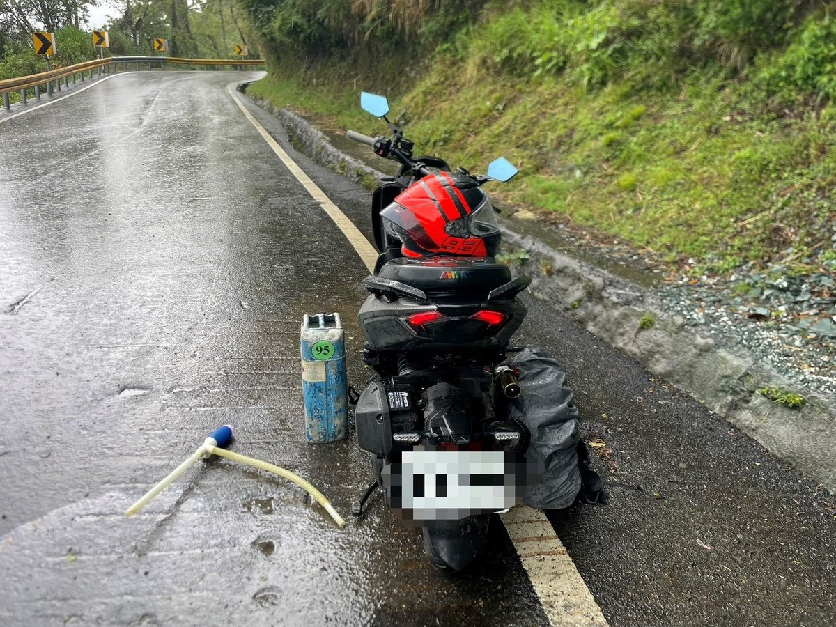 機車山區沒油又遇大雨 暖警提油解困助遊客平安返家