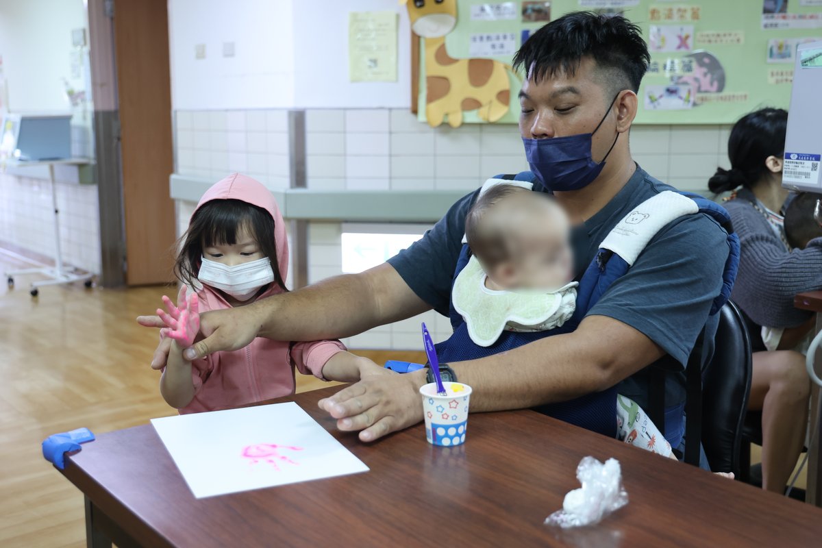 花蓮慈院病房辦父親節活動 陪病童學習暑假安全